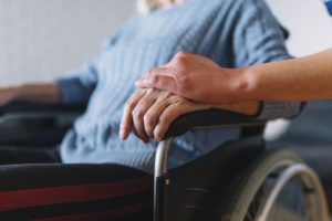 Foto de pessoa idosa em cadeira de rodas – auxílio-cuidador