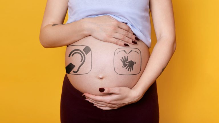 Foto mulher grávida - maternidade e a surdez