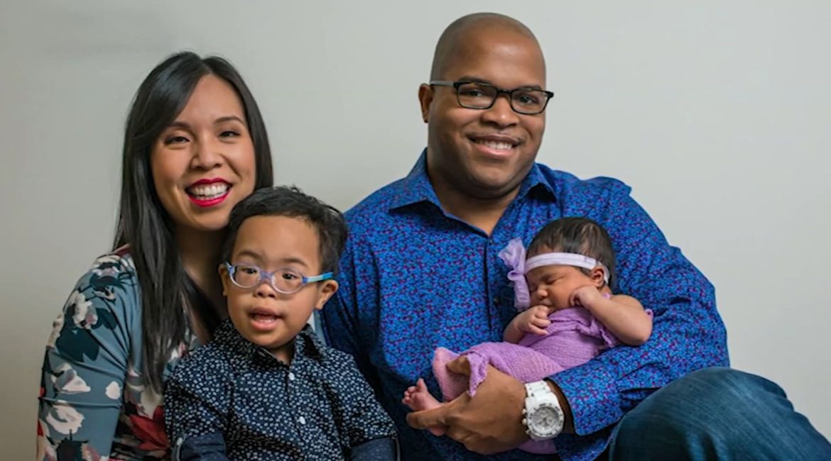 fotografia de uma família feliz, de quatro pessoas, para o texto Alegria que contagia, Síndrome de Down