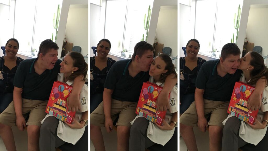 Três fotos com mãe e seu filho com deficiência, com a fisioterapeuta