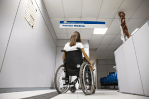 Pessoa em cadeira de rodas para Conade repudia novas regras do BPC