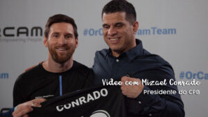 O jogador Lionel Messi, embaixador de gadget para cegos, e Mizael Conrado, presidente do CPB.
