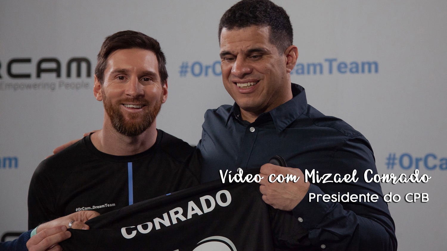 O jogador Lionel Messi, embaixador de gadget para cegos, e Mizael Conrado, presidente do CPB.