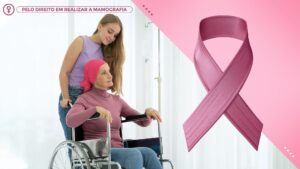 Mulher em pé, empurrando cadeira de rodas com outra mulher que usa lenço rosa na cabeça. Ao lado está o laço da campanha Outubro Rosa e a Mulher com Deficiência.
