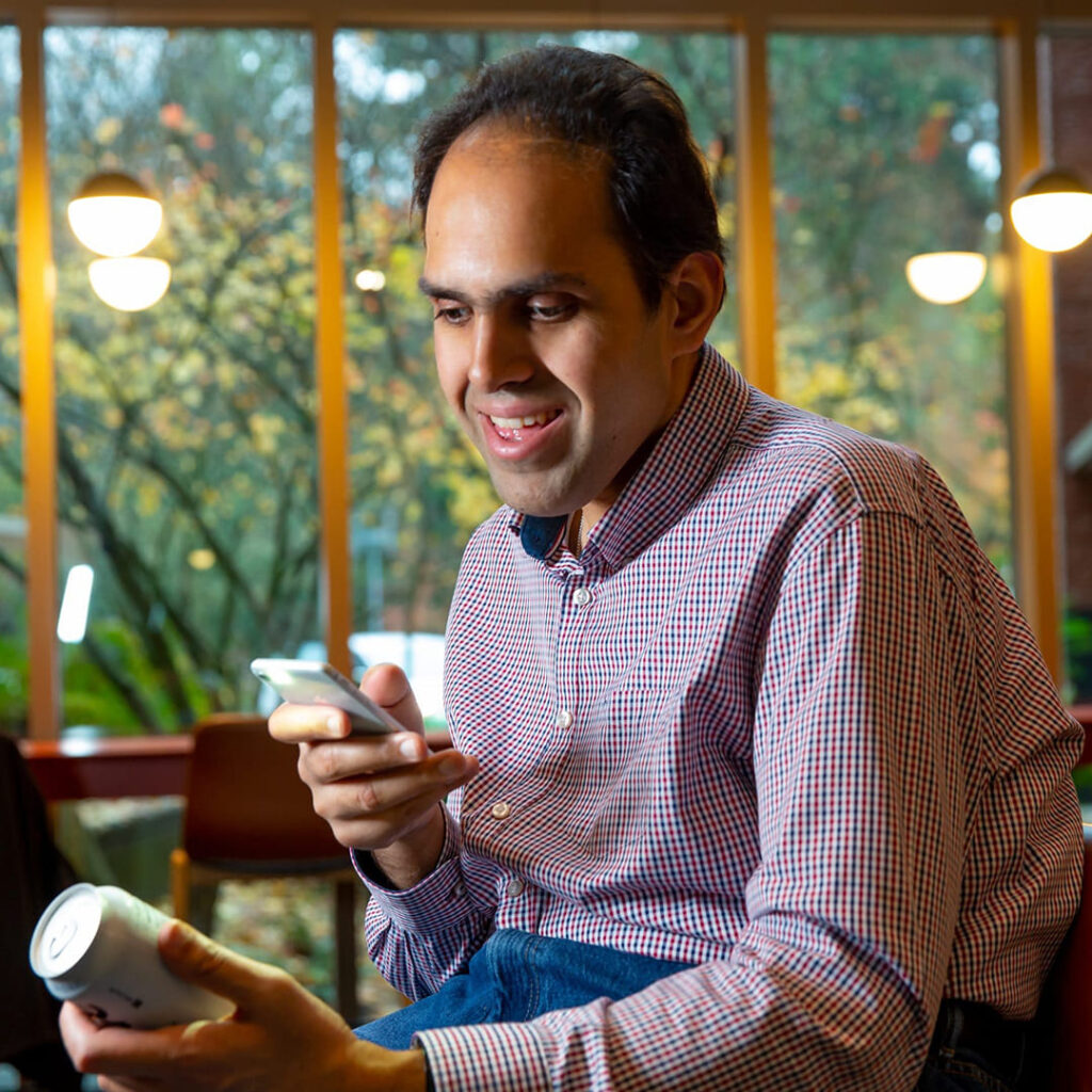 Fotografia do engenheiro Saqib Shaikh, para o texto Microsoft lança apps para cegos em português