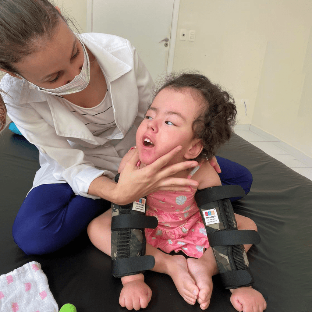 Criança com paralisia cerebral em atendimento com fisioterapeuta, para artigo Sobre o capacitismo