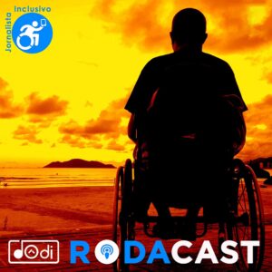 Foto do músico Dôdi, tetraplégico, de costas enquanto aprecia o pôr do sol, para o podcast Acreditando em Você - RodaCast