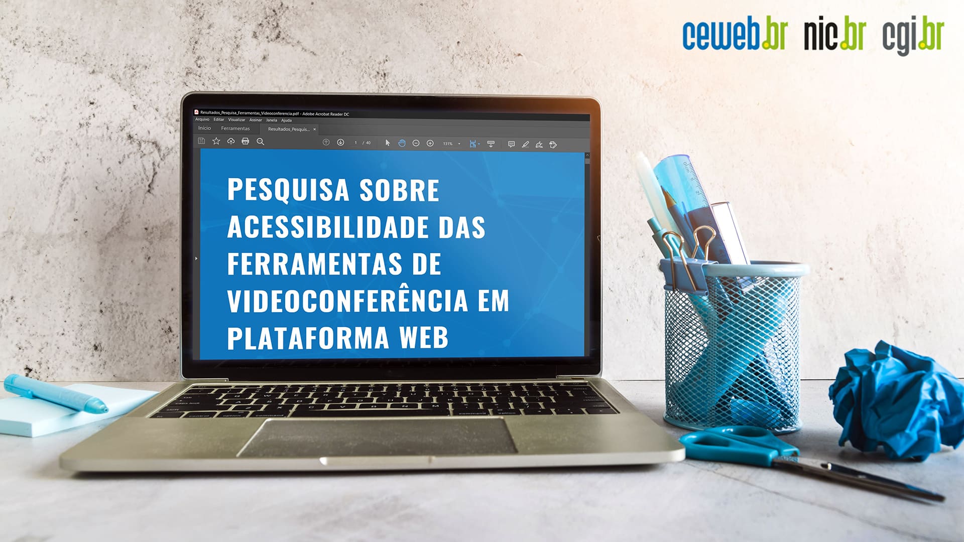 Laptop acessando o estudo sobre acessibilidade em plataformas de reunião on-line para o texto "Acessibilidade em videoconferências"