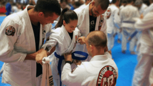 Praticantes de jiu-jitsu em troca de faixa para artigo Colorindo um sonho