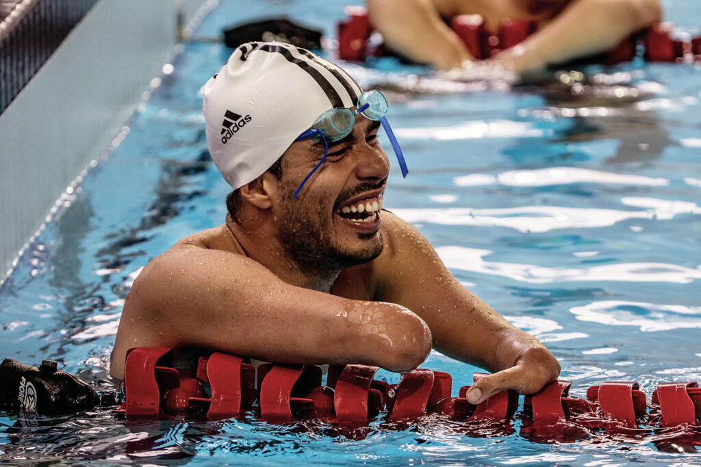 Foto do atleta na piscina para o artigo Além das águas com Daniel Dias, por Murilo Pereira