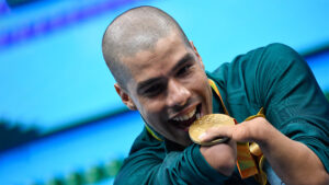 Foto do atleta segurando medalha de ouro, Daniel Dias segue para Tóquio 2021