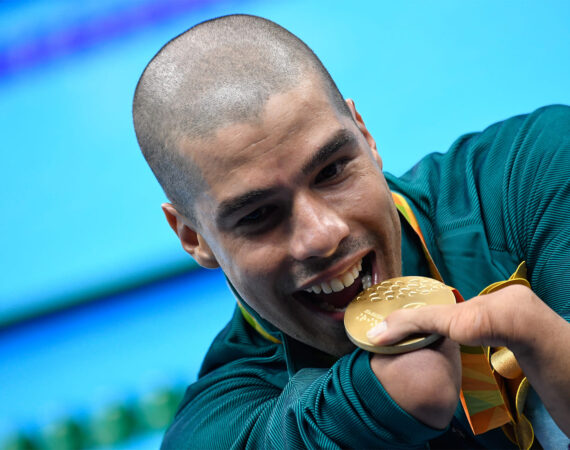 Foto do atleta segurando medalha de ouro, Daniel Dias segue para Tóquio 2021