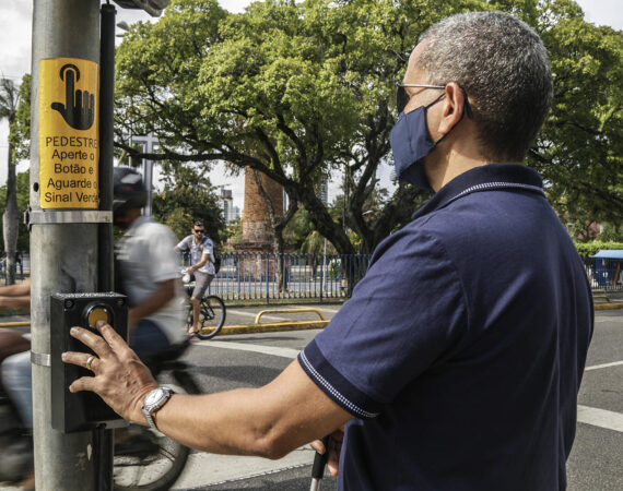 Semáforos sonoros são instalados em Recife