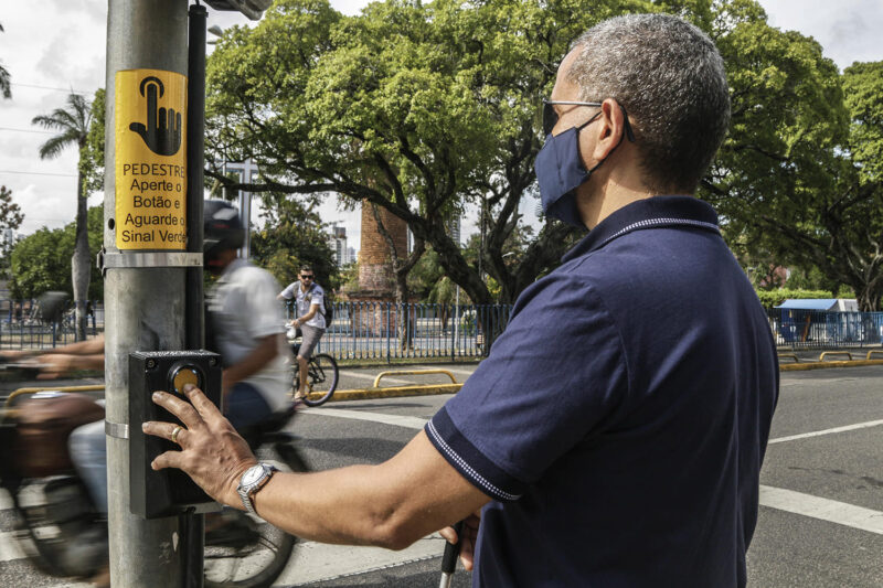 Semáforos sonoros são instalados em Recife