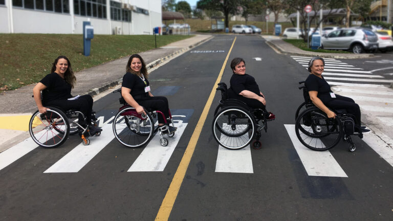 Quatro mulheres em cadeira de rodas ilustra artigo - Investimentos em inclusão aumentaram 78%