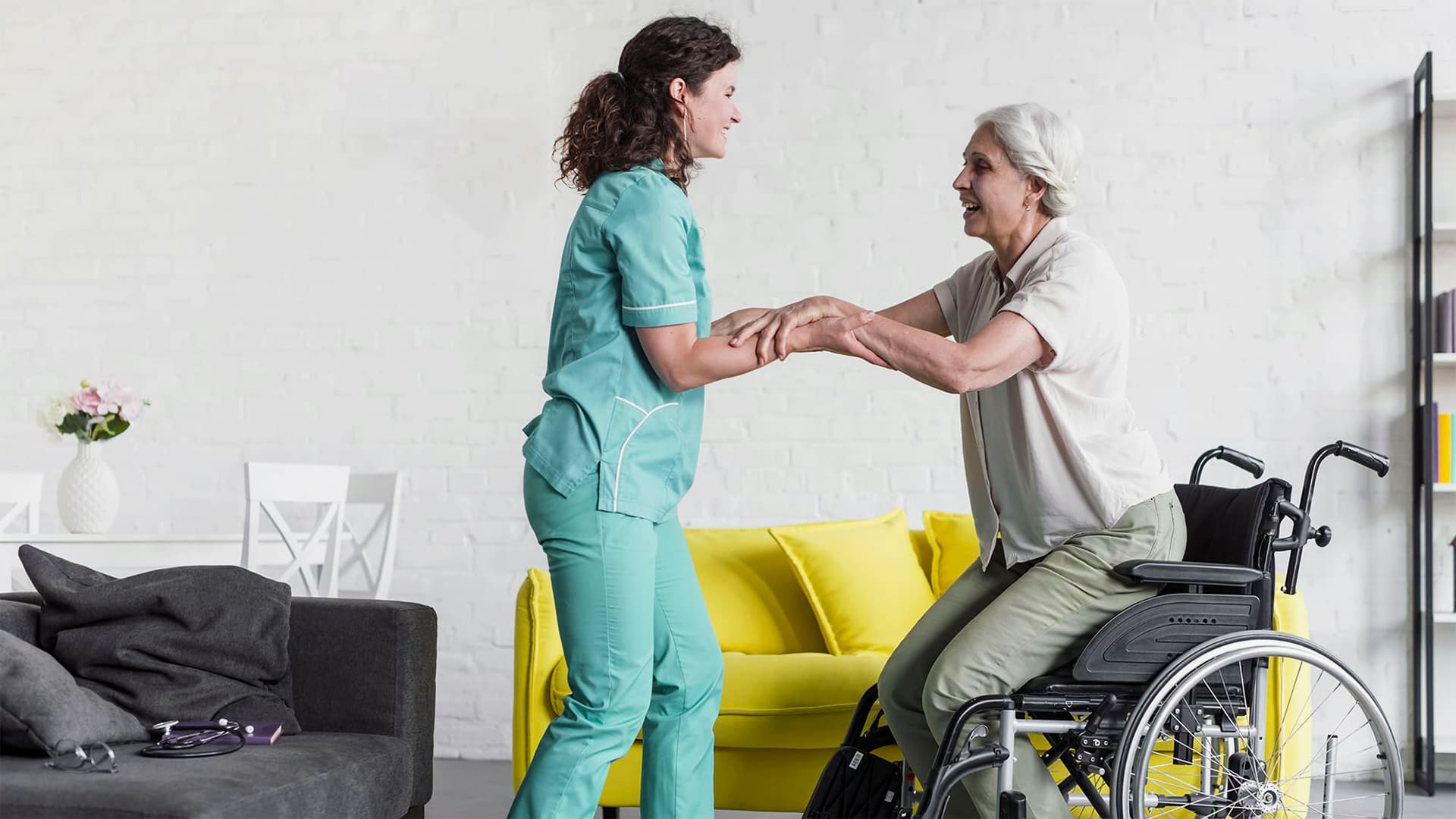 Profissional auxilia idosa cadeirante ilustrando: Cuidadores podem ganhar até 3 mil mensais