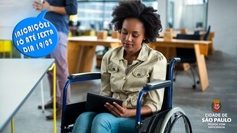 Mulher negra cadeirante ilustra artigo Prefeitura de SP quer melhorar contratação de PcDs