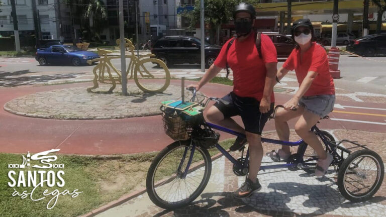 Duas pessoas na bicicleta para artigo "Santos às Cegas"