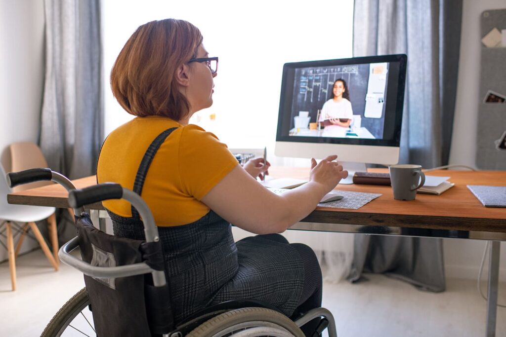 Mulher em cadeira de rodas ilustra