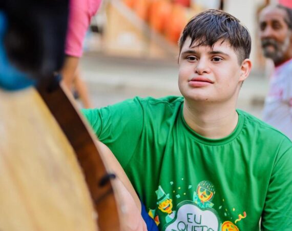 Fotografia do jovem Augusto, que tem síndrome de down, ilustrando o artigo “Conscientização e luta contra o capacitismo estrutural”