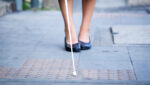 Fotografia de mulher surdocega ilustra 2/3 das pessoas cegas são mulheres