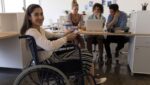 Mulher cadeirante com celular, descrita na legenda de "Carrefour busca 30 novos talentos em SP".