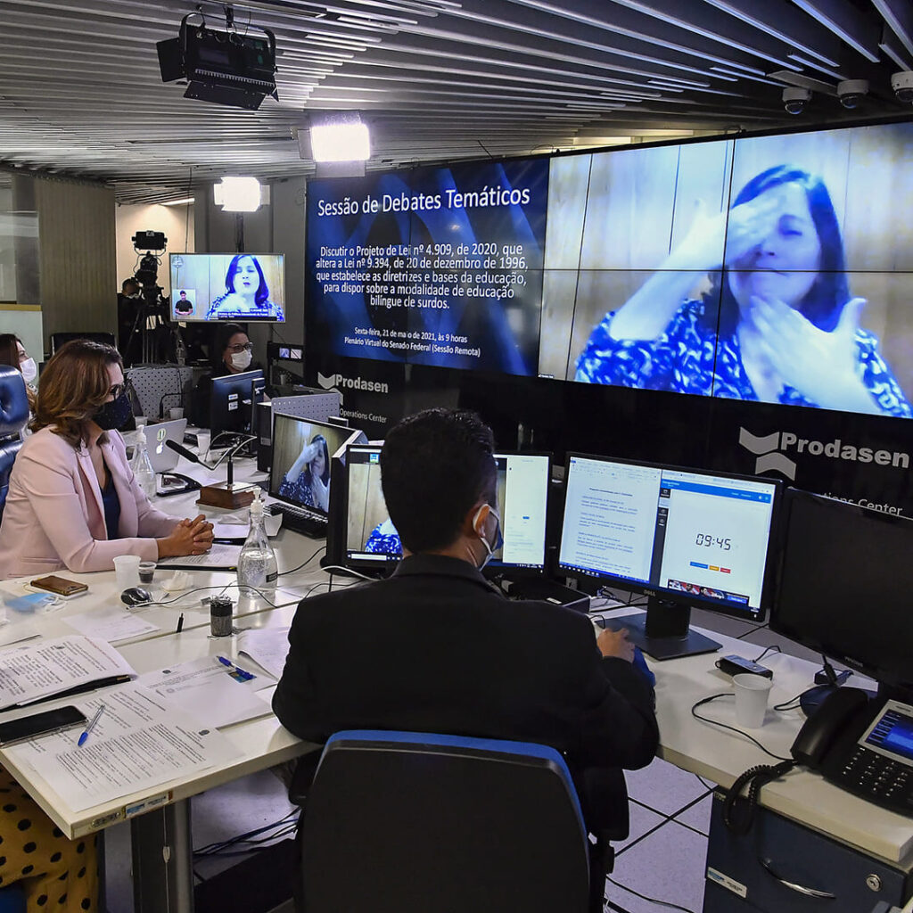 Fotografia da sala de controle da Secretaria de Tecnologia da Informação (Prodasen), descrita da legenda, em sessão em que o "Senado debate educação bilíngue para surdos".