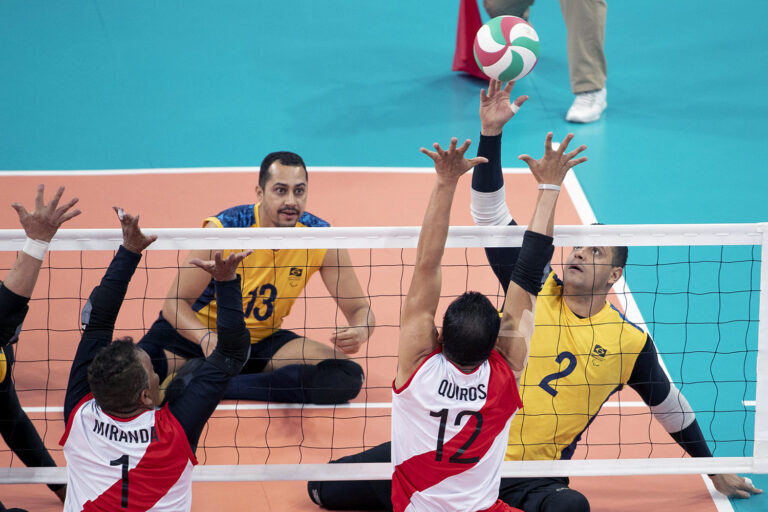 Seleção Brasileira de Vôlei Sentado, com o jogador Leandro Santos, escrevendo sua história.