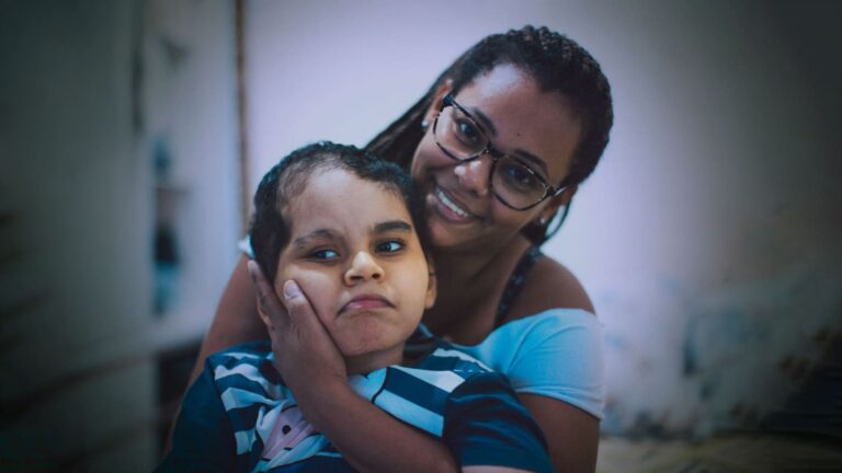 Foto de mãe e filho, descritos na legenda do artigo "Não quero ser guerreira", por Dani Rorato.