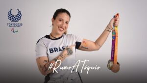 Foto que traduz a trajetória da mesa-tenista Jennyfer Parinos, com logo dos Jogos Paralímpicos de Tokyo 2020 e a hashtag #RumoATóquio.