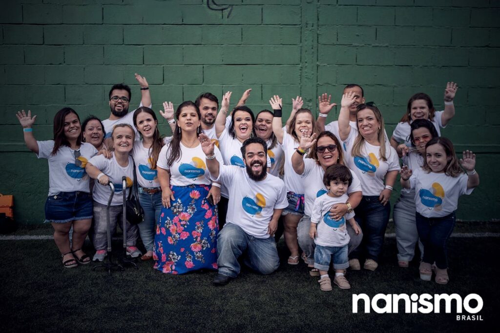 Fotografia com varias pessoas reunidas no 1º Encontro Nanismo Brasil, em 2019.