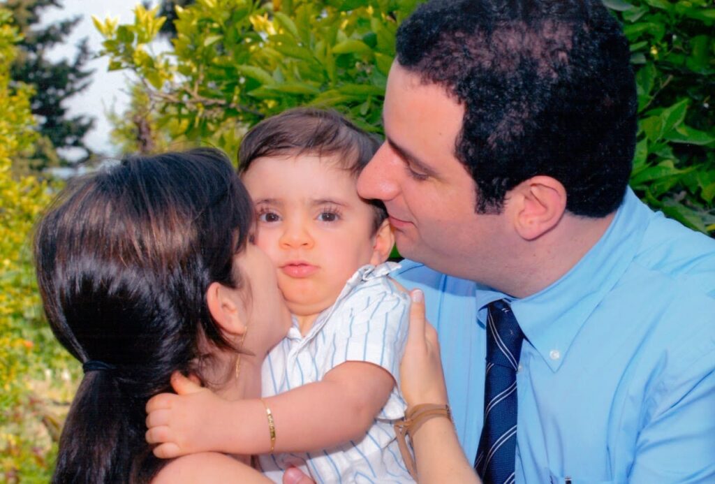 Fotografia em família, com o garoto Anthony, seu pai Antoine Daher e a mãe Fernanda Dauerbach. Descrição na legenda.