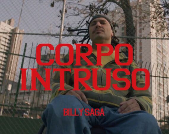 Imagem do clipe com o rapper cadeirante e o texto: "Corpo Intruso. Billy Saga".