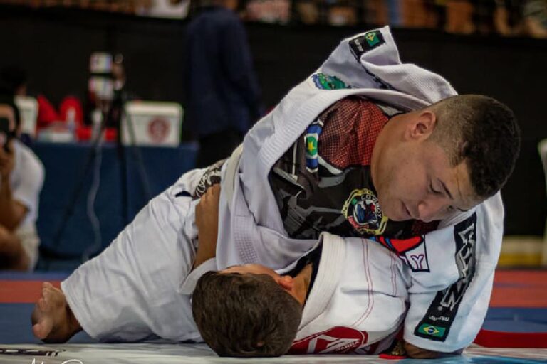 Fotografia do atleta de parajiu-jitsu sem os membros superiores e interiores, Juninho Cabral.