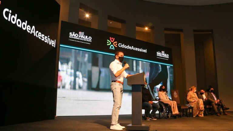 Foto do Governador de SP, João Doria, no lançamento do Programa Cidade Acessível.