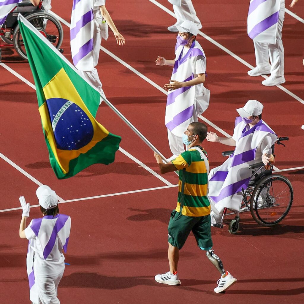 Daniel Dias bandeira do Brasil encerramento Toquio 2020 Foto Matsui Mikihito Jornalista Inclusivo Encerramento da Paralimpíada no Japão ganha destaque no Fantástico