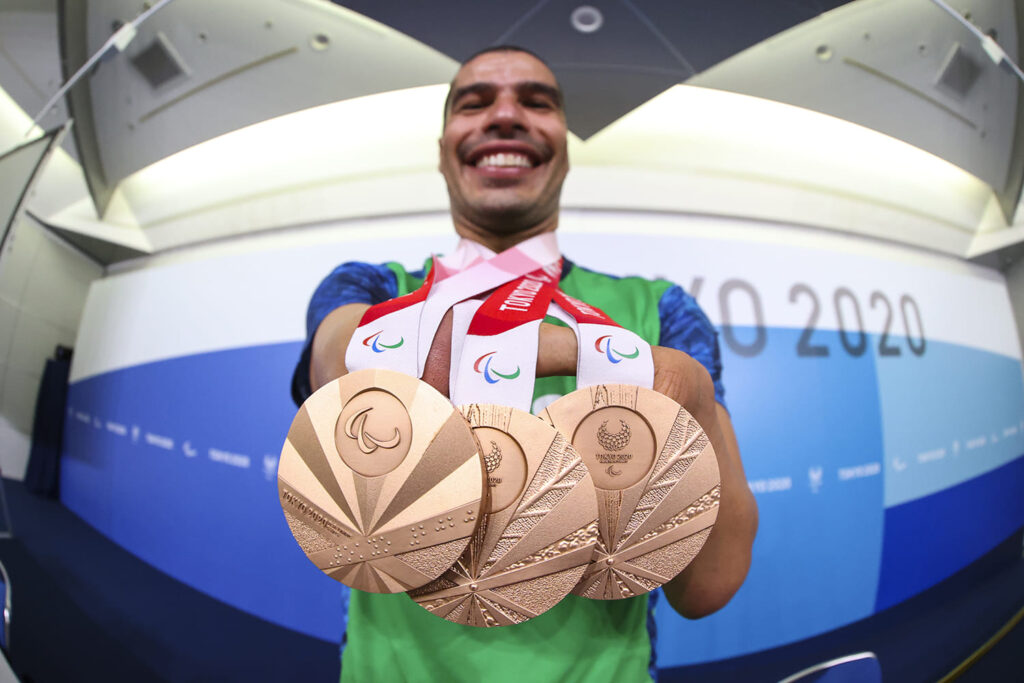 Encerramento da Paralimpíada no Japão ganha destaque no Fantástico: Assista 3 Fotografia do atleta Daniel Dias exibindo três medalhas de bronze penduradas no pescoço.