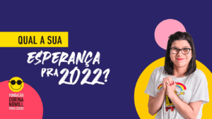 Banner azul da Campanha do Calendário Acessível 2022, com foto de jovem branca com baixa visão.
