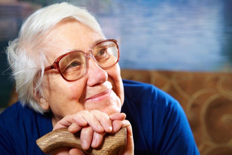 Mulher idosa com leve sorriso, cabelos grisalhos curtos, ilustrando a campanha Setembro Roxo 2021.