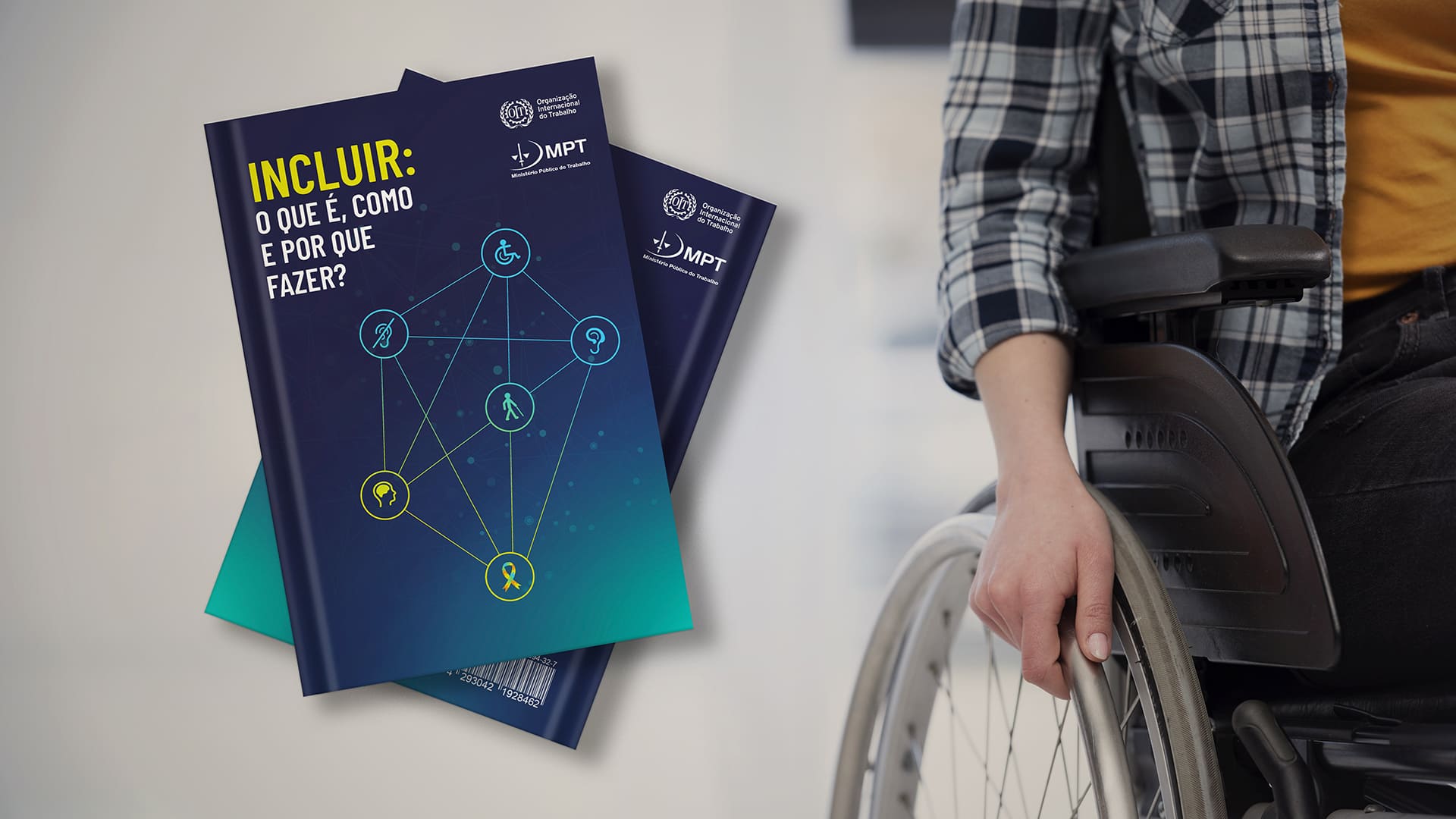 Foto com o guia sobre empregabilidade PcD, com o título “Incluir: O que é, como e por que fazer?” e pessoa em cadeira de rodas.