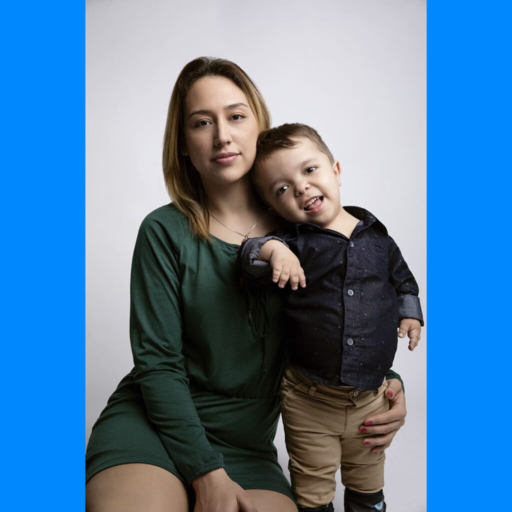 Foto de mãe e filho, que tem acondroplasia.