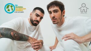 Dois homens de pele clara, integram o Duo OutroEu, com show pelo Dia Mundial da Paralisia Cerebral 2021.