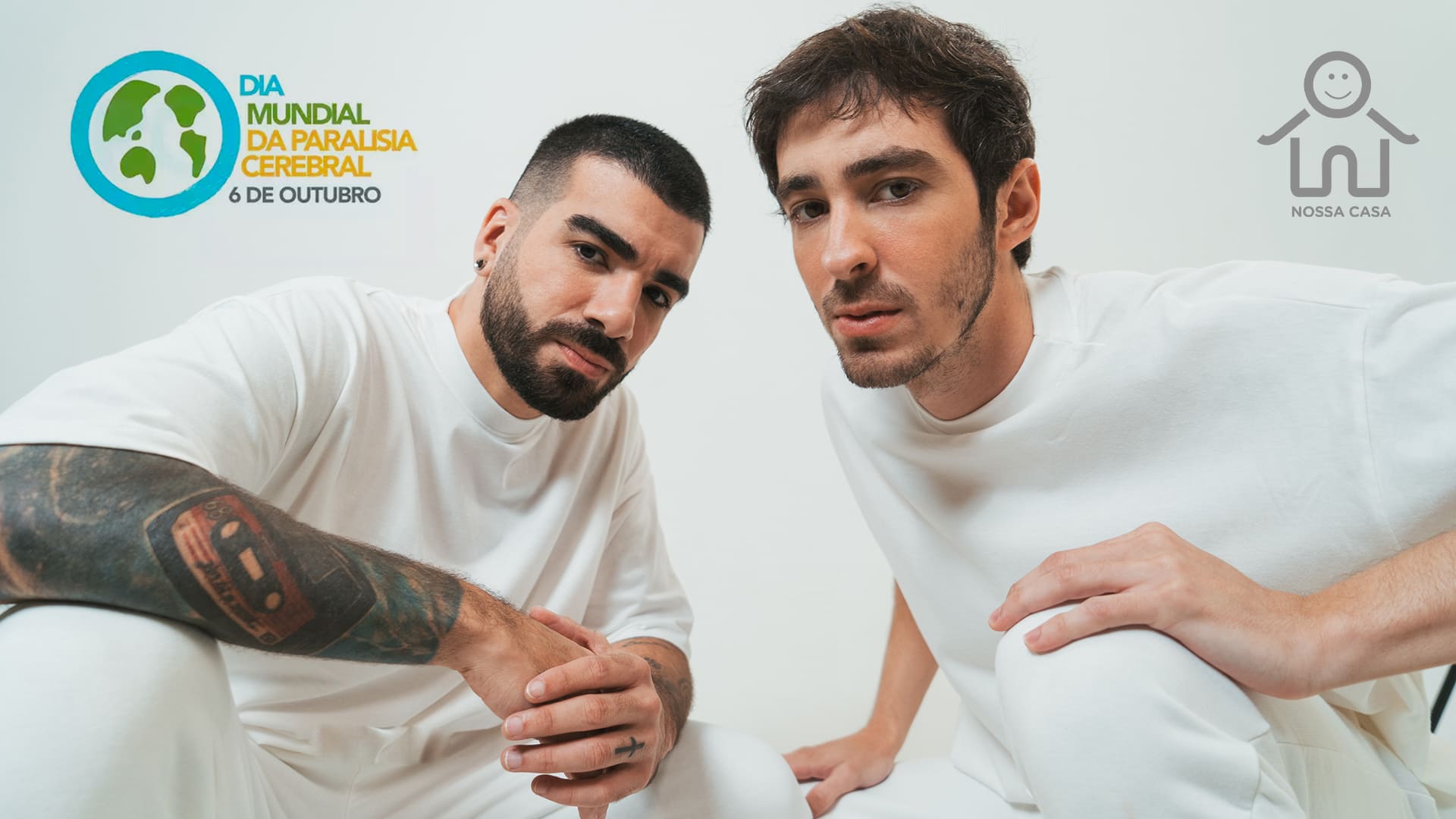 Dois homens de pele clara, integram o Duo OutroEu, com show pelo Dia Mundial da Paralisia Cerebral 2021.