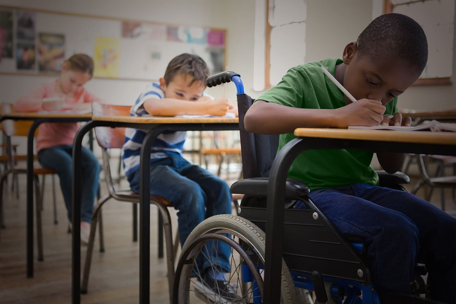 Foto em sala de aula com criança negra em cadeira de rodas, no Dia do Professor 2021