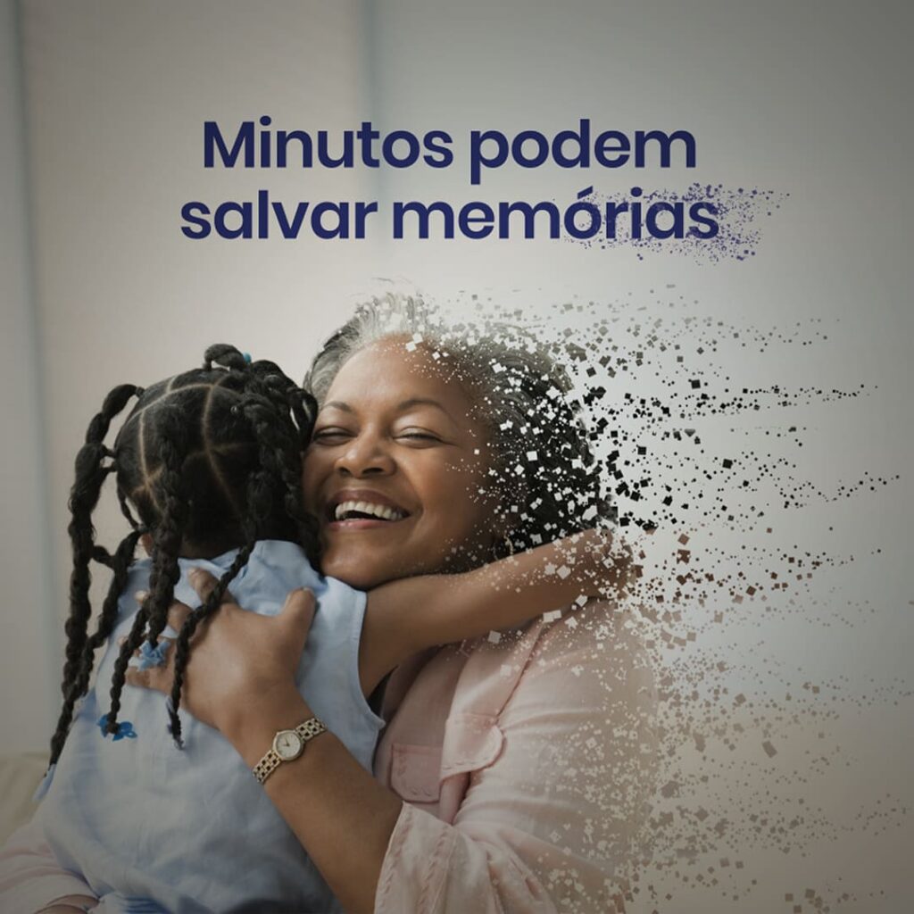 Mulher negra abraça criança negra. Sobreposição de frase. Texto: Minutos podem salvar memórias.
