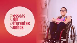 Arte com nome da mostra da AACD, Pessoas com Diferentes Sonhos e a foto de Manuella, jovem em cadeira de rodas.