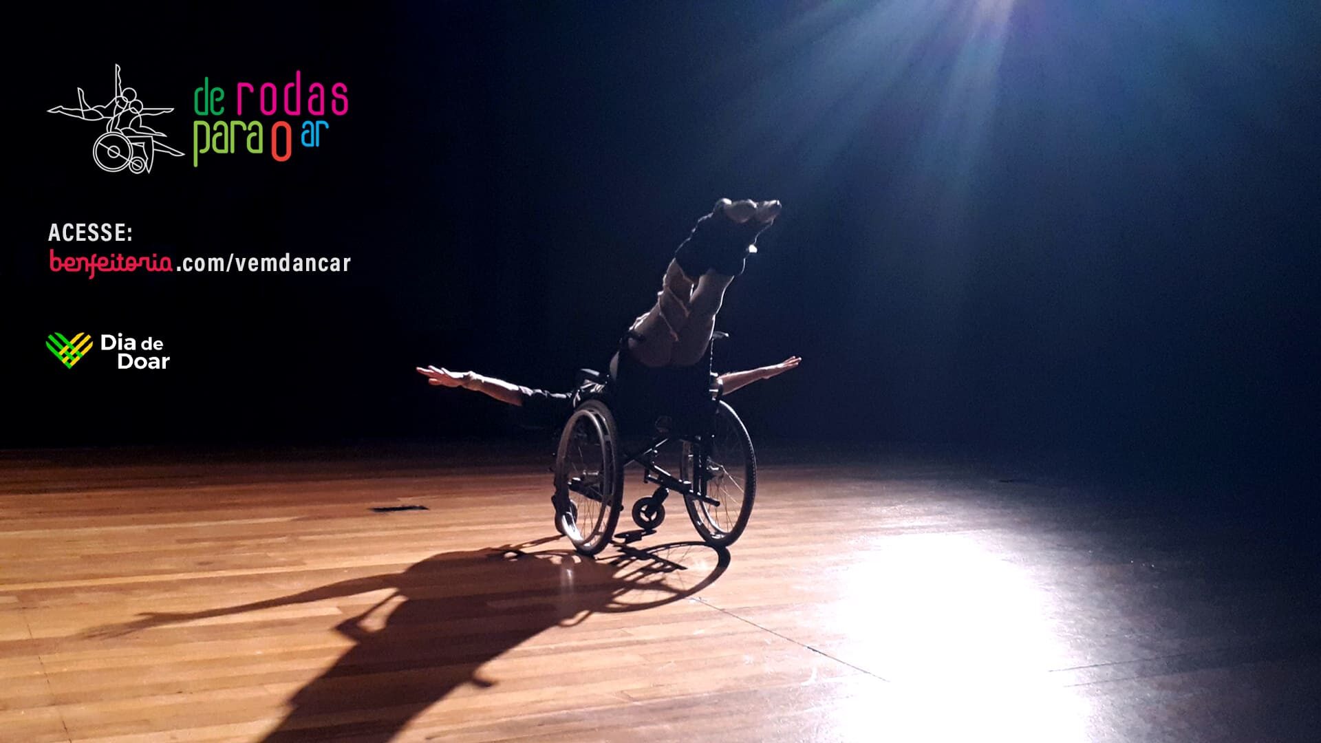 Foto de apresentação de espetáculo com artista em cadeira de rodas e sobreposição da logo De Rodas para o Ar, do Dia de Doar, e do link da campanha de arrecadação, detalhados na legenda abaixo.