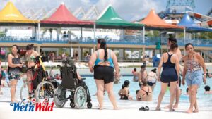 Foto colorida em parque aquático com duas cadeiras de rodas, ilustra: "Wet’n Wild abre as portas para o DNPD 2021: “Dia Nacional da Pessoa com Deficiência”, ação do Sindepat.