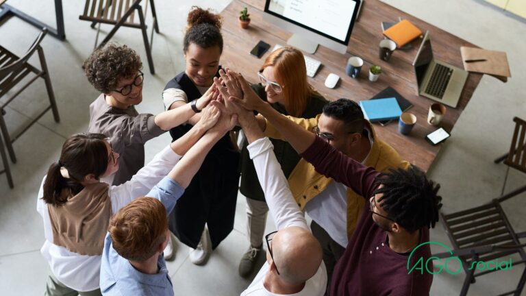 Pessoas diversas reunidas em círculo, realizando dinâmica em grupo, ilustrando a Rede AGO focada em Impacto Social.