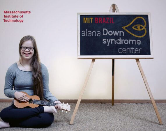 Imagem de uma jovem com síndrome de Down com o Ukulele, descrita na legenda abaixo, sobre "MIT oferece bolsa de pós-doutorado sobre síndrome de Down".